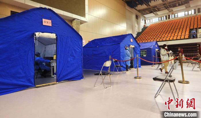 北京西城启用简易发热门诊三甲医院医生坐诊、药品充足