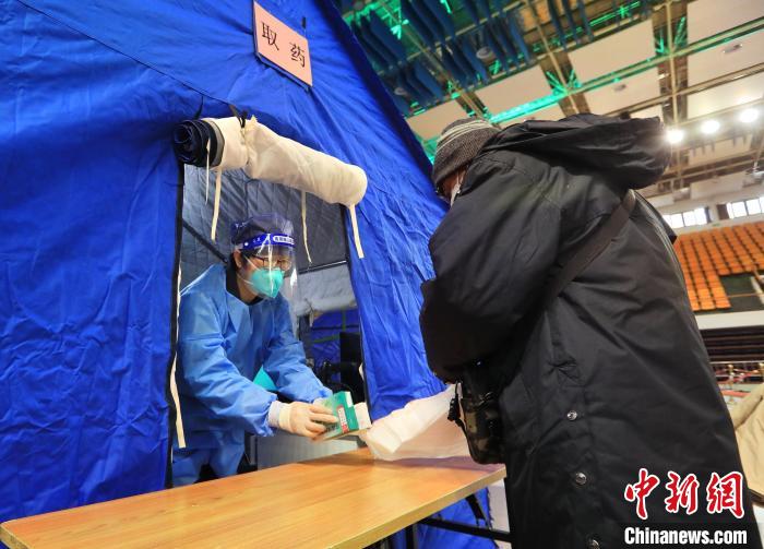 北京市西城区启用广安体育馆简易发热门诊。　于志强 摄