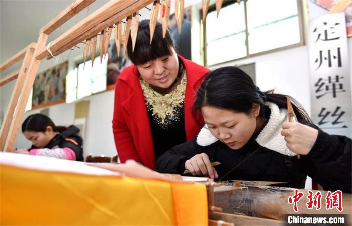 “90后”缂丝手艺人：“拨来梭往”间传承千年丝织技艺