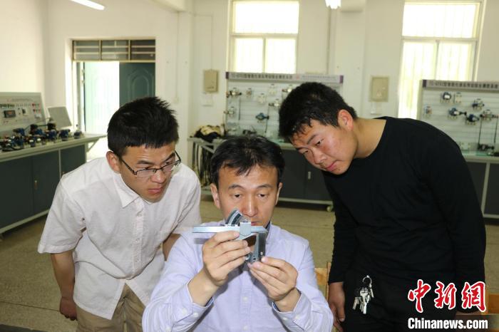 图为梁勇给学生们进行“实操”授课。(资料图) 受访者供图 图为梁勇给学生们进行“实操”授课。(资料图) 受访者供图