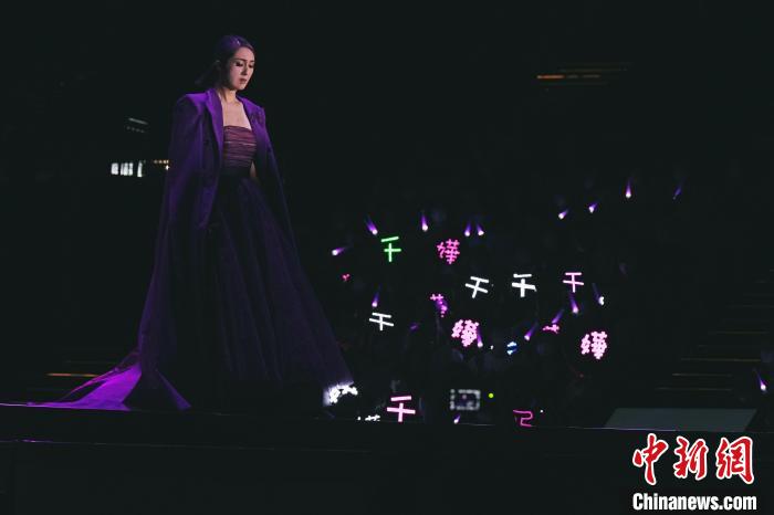 18日晚，连续两天举行的“杨千嬅音乐会2022”在香港落幕。图为演唱会现场。　演唱会主办方供图