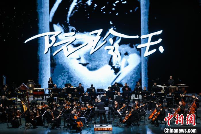 香港电影金曲唱响蓉城之夜。　驻成都办 供图