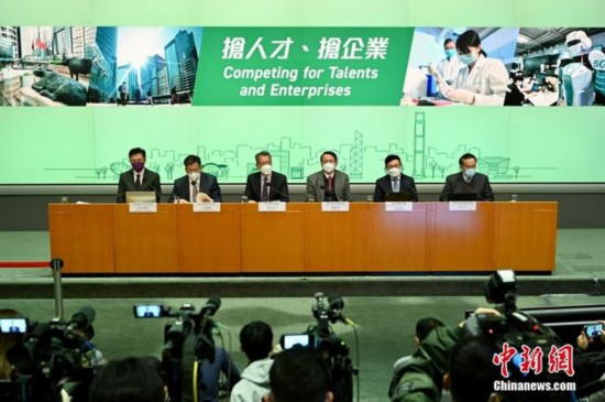 12月23日下午，香港特区政府举行“抢人才”“抢企业”措施记者会，讲述引进人才及企业的实施细节。图为香港特区政府政务司司长陈国基(右三)、财政司司长陈茂波(左三)等官员出席记者会。 <a target='_blank'  data-cke-saved-href='/' href='/'><p  align=