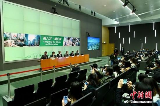 12月23日下午，香港特区政府举行“抢人才”“抢企业”措施记者会，讲述引进人才及企业的实施细节。 <a target='_blank'  data-cke-saved-href='/' href='/'><p  align=