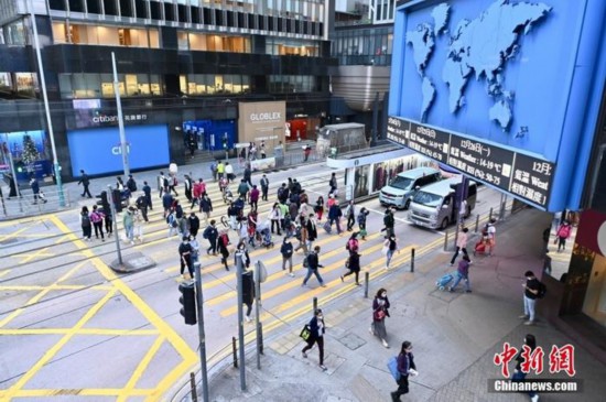 12月23日下午，香港特区政府举行“抢人才”“抢企业”措施记者会，讲述引进人才及企业的实施细节。特区政府将于28日推出“人才服务窗口”线上平台， 统筹招揽内地和海外人才策略， 在未来3年每年吸引至少3.5万名预计逗留至少12个月的人才来港。 “引进重点企业办公室”，则针对重点产业，主动引进各地重点企业。图为香港中环街头。 <a target='_blank'  data-cke-saved-href='/' href='/'><p  align=