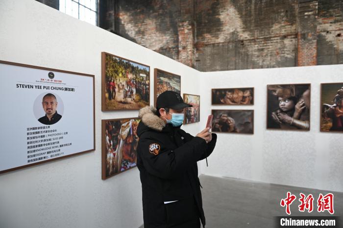 观众在国际展览单元中参观 于海洋 摄