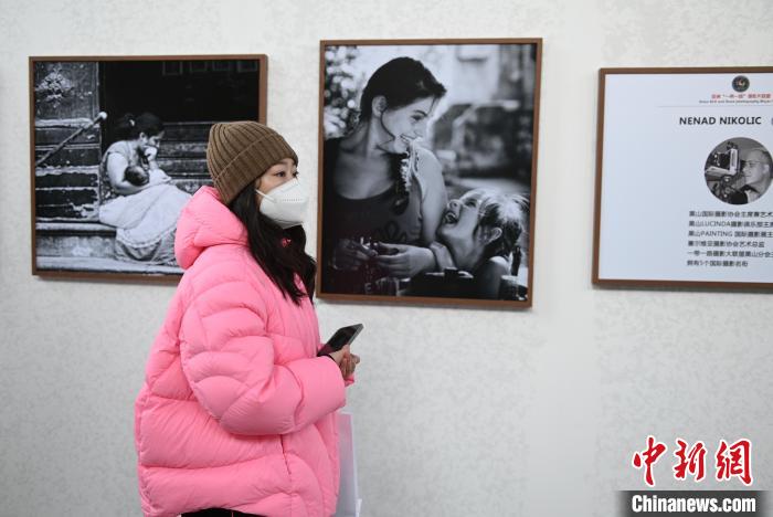 观众在国际展览单元中参观 于海洋 摄