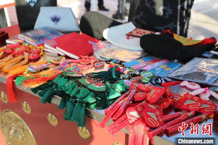 图为海东市冬春季文化旅游活动现场展示的文创产品。 互助县委宣传部供图 图为海东市冬春季文化旅游活动现场展示的文创产品。 互助县委宣传部供图