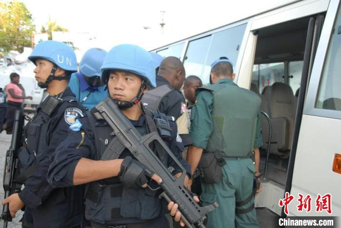 莆田边检站：监护近3个足球场大的“巨无霸”外轮迎新年