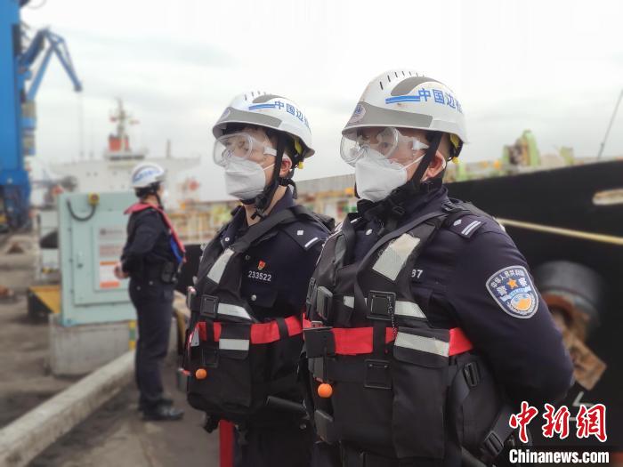 12月31日中午，刘吉明教导员正带队监护运载39万多吨铁矿的马绍尔群岛籍“希纳”号外轮。　吴志 摄