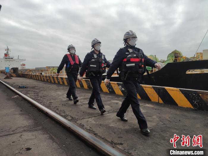 12月31日中午，刘吉明教导员正带队监护运载39万多吨铁矿的马绍尔群岛籍“希纳”号外轮。　吴志 摄