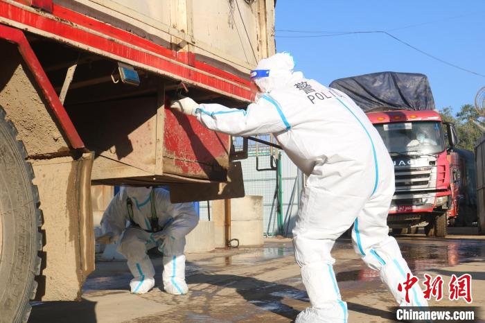 图为瑞丽边检站章凤分站民警实施车体检查。　瑞丽边检站章凤分站供图