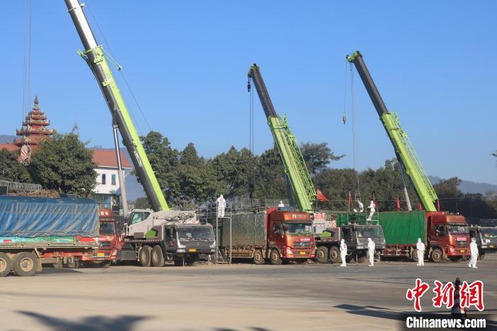 图为口岸开展货物吊装。　瑞丽边检站章凤分站供图