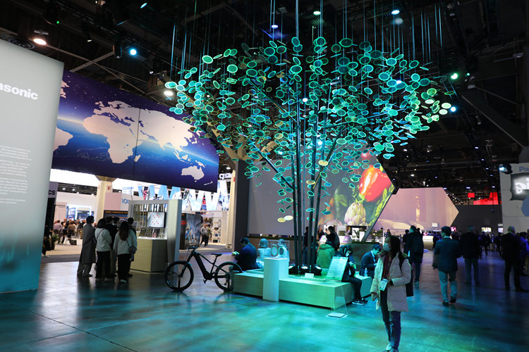 在2023年美国消费电子展,越来越多的品牌聚焦可持续发展理念。人民网记者 李志伟摄