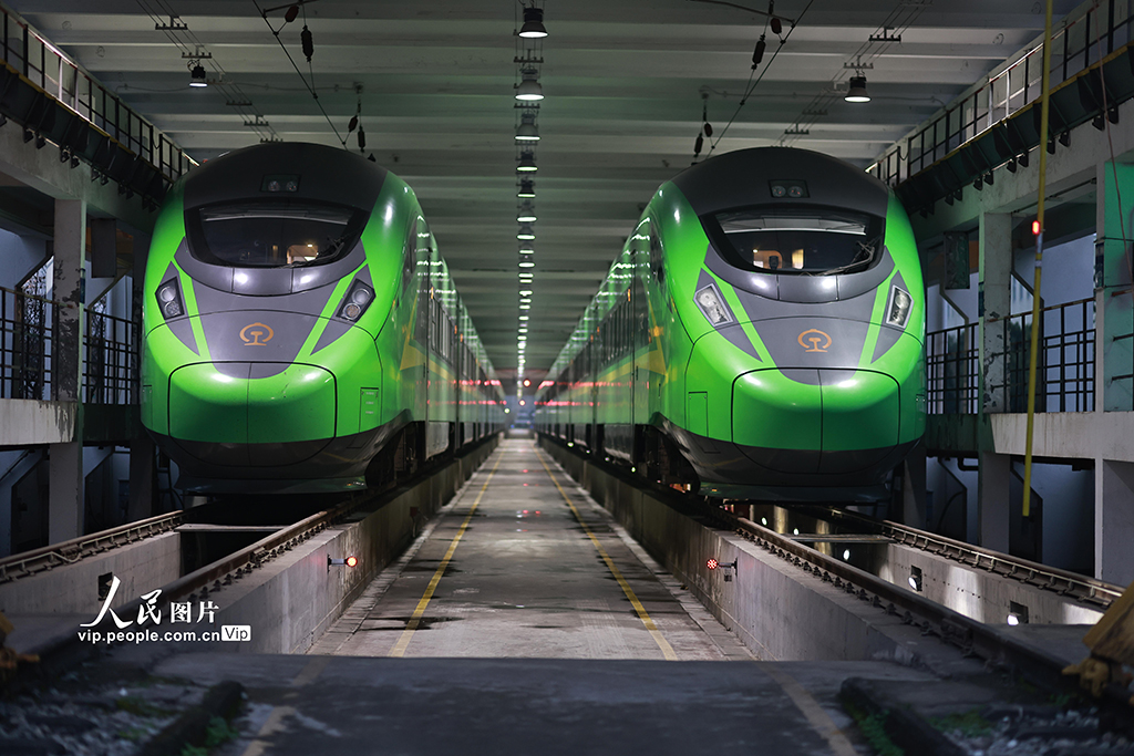 重庆：“绿巨人”整装待发迎春运