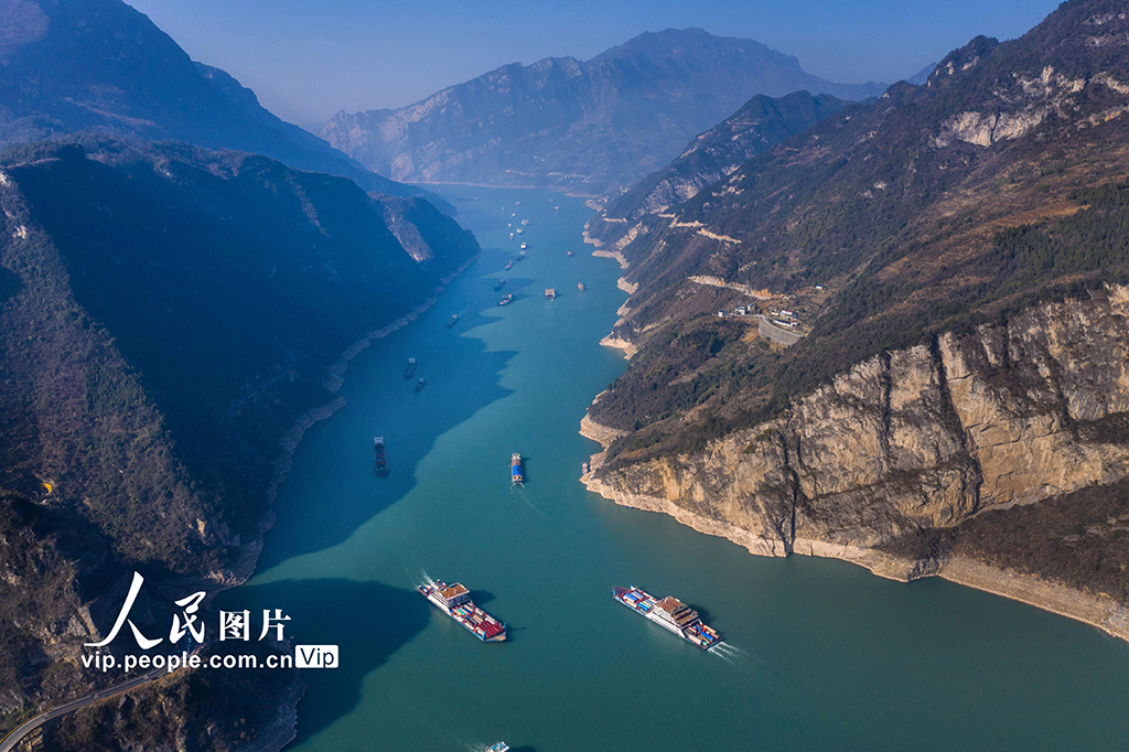 湖北宜昌：长江三峡航运忙