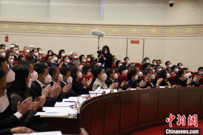 图为大会现场，政协委员为工作报告鼓掌。　祁增蓓 摄