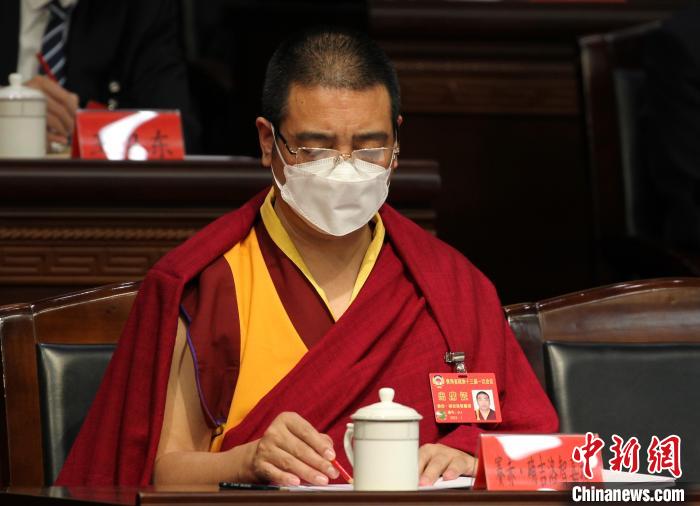 图为大会现场，政协委员听取政协工作报告。　祁增蓓 摄