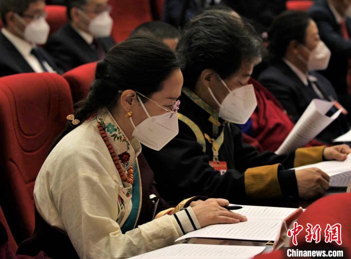 图为大会现场，政协委员听取政协工作报告。　祁增蓓 摄