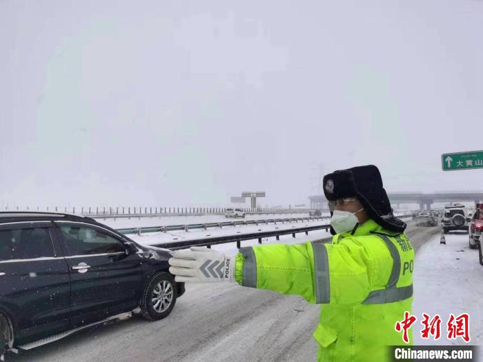 （新春走基层）京新高速公路上的“守夜人”