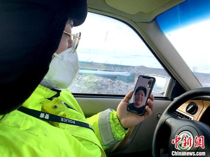 大年初一王蔺翔和母亲视频通话，互相祝福新年快乐。　陶拴科 摄