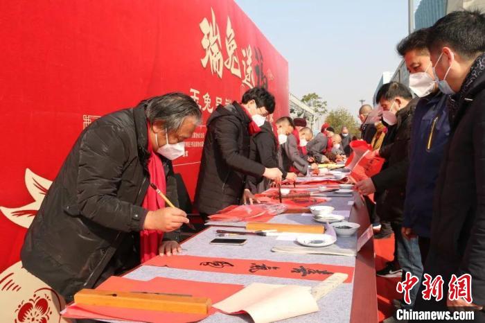 上海市崇明区佛教协会联合崇明区书法家协会举办“瑞兔送福”活动现场。 上海市委统战部供图 上海市崇明区佛教协会联合崇明区书法家协会举办“瑞兔送福”活动现场。 上海市委统战部供图