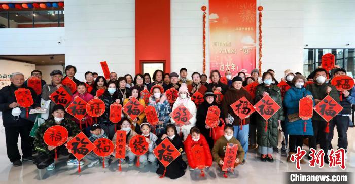 上海市文史研究馆书画家参与“小年纳福 大展宏‘兔’”活动现场。 上海市委统战部供图 上海市文史研究馆书画家参与“小年纳福 大展宏‘兔’”活动现场。 上海市委统战部供图