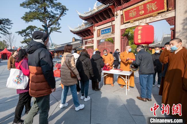 上海龙华寺送“福”字、春联活动现场。 上海市委统战部供图 上海龙华寺送“福”字、春联活动现场。 上海市委统战部供图