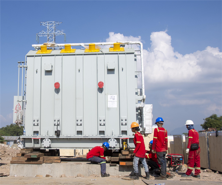 工作人员对变压器进行安装。中铁电气化局集团印尼雅万高铁项目经理部供图