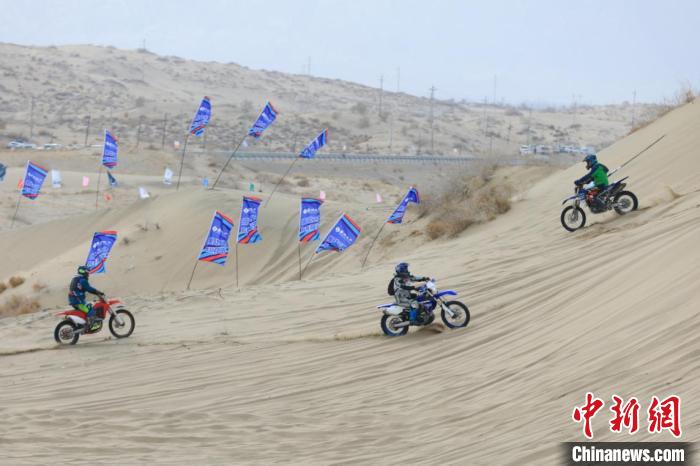 图为正在竞技的越野摩托选手。　胡侍琦 摄