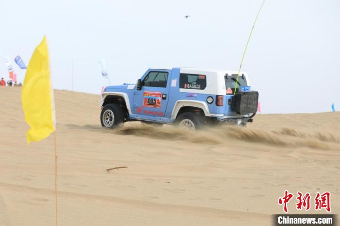 图为赛道上驰骋的赛车。　胡侍琦 摄