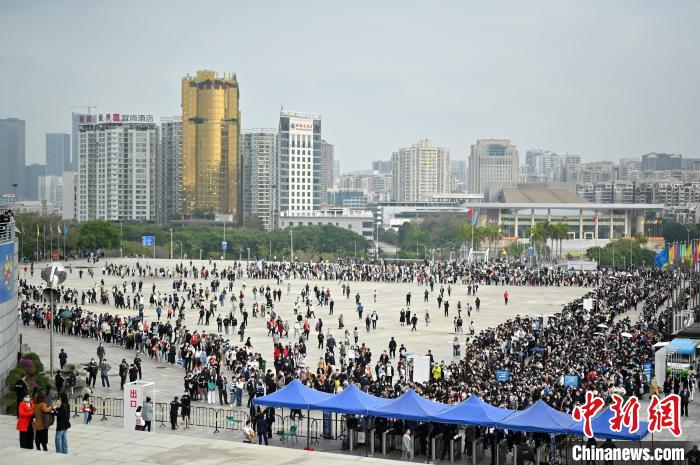 图为求职人员在排队等待进场。　俞靖 摄