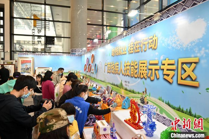图为广西残疾人技能展示专区。　俞靖 摄