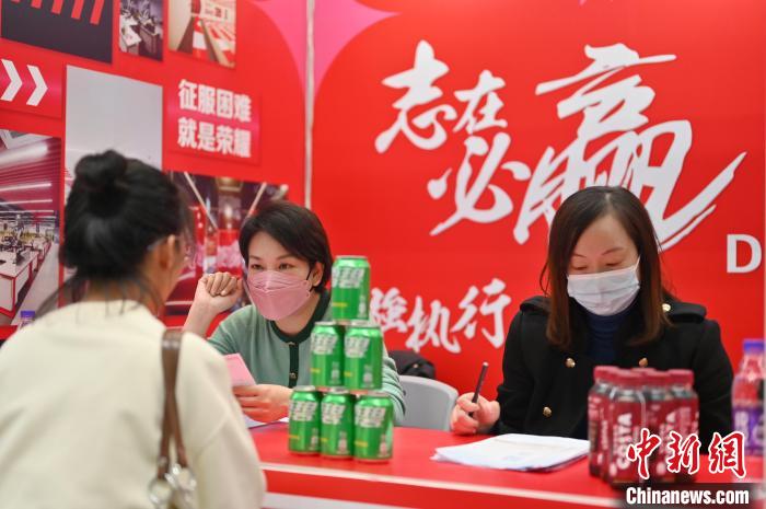 图为用人单位招聘人员在与求职人员交谈。　俞靖 摄