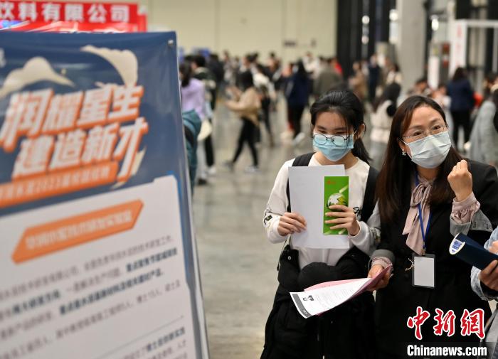 图为求职者在招聘现场寻求工作机会。　俞靖 摄