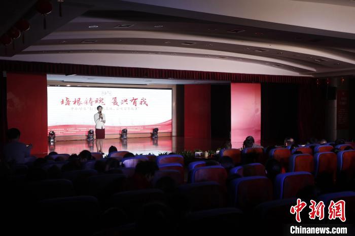 湖南青少年“云端”同上爱国主题教育课。　张必闻 摄