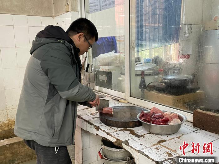 广西柳州动物园回应狮子“瘦骨嶙峋”质疑年迈导致消瘦