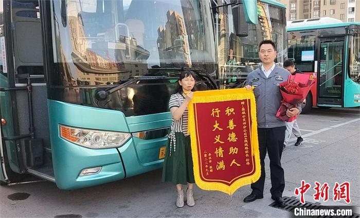 孙伟经常得到乘客表扬。 盐城市公共交通有限公司四分公司供图 孙伟经常得到乘客表扬。 盐城市公共交通有限公司四分公司供图