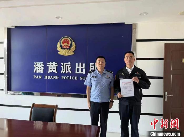 2022年6月,公安机关向孙伟发放确认见义勇为人员决定书。 盐城市公共交通有限公司四分公司供图 2022年6月,公安机关向孙伟发放确认见义勇为人员决定书。 盐城市公共交通有限公司四分公司供图