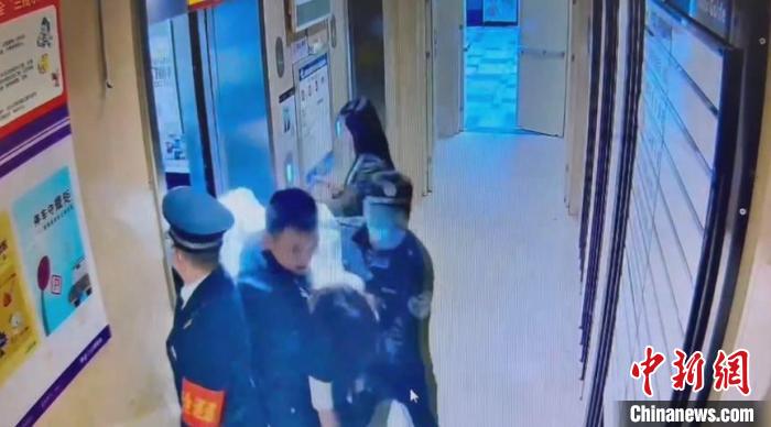 重庆一女子因宠物去世欲轻生警方紧急救援