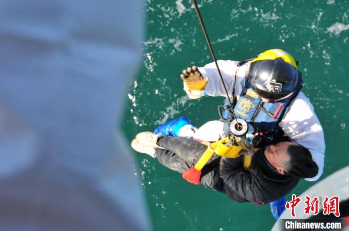 辽宁大连：渔民海上作业手臂断裂北海救助局成功救助
