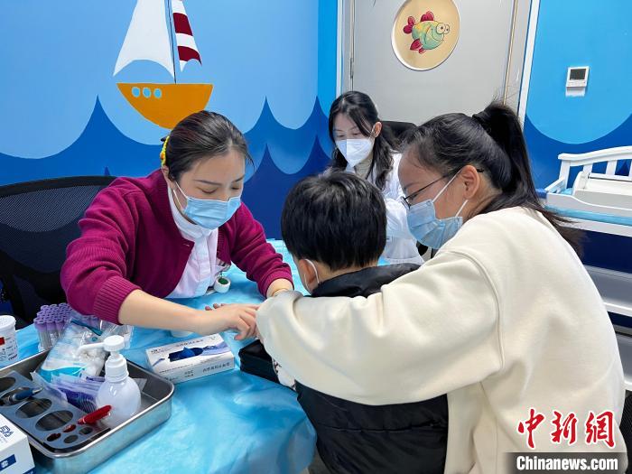 上海市儿童医院医学遗传临床基地向新生儿和其他高危儿童群体提供多个系统的免费基因筛查检测项目。　上海市儿童医院供图