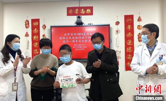 干细胞移植逾一年的罕见病患儿小凡(化名)，得到了根治。　复旦大学附属儿科医院供图