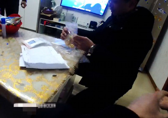 失主对照清单清点黄金等贵重物品。资阳市公安供图