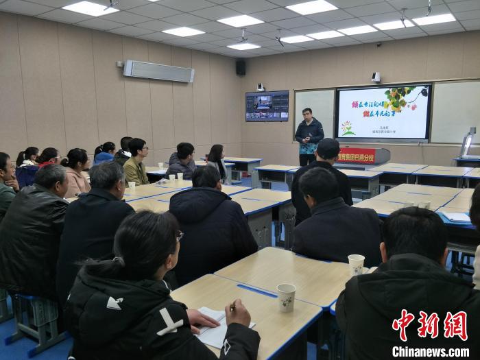 资料图为集团化办学开展优质课送教活动。　湟源县教育局供图
