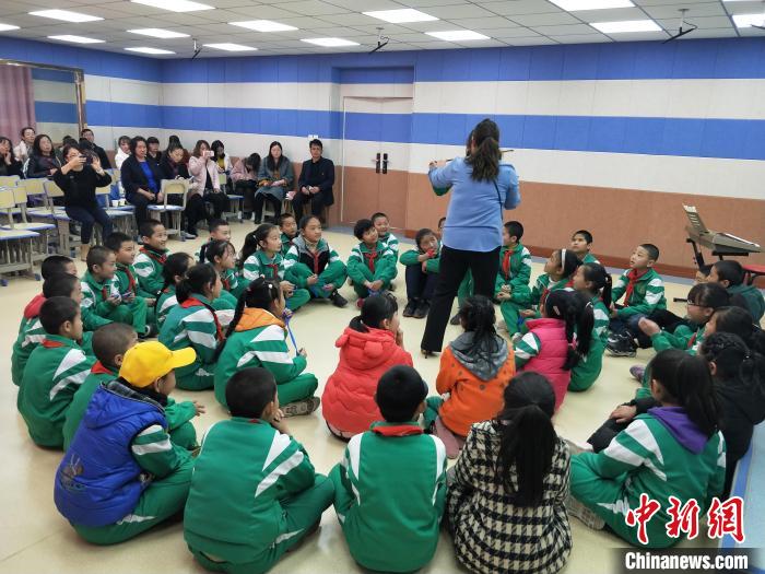 资料图为县区教师音乐课堂观摩。　湟源县教育局供图