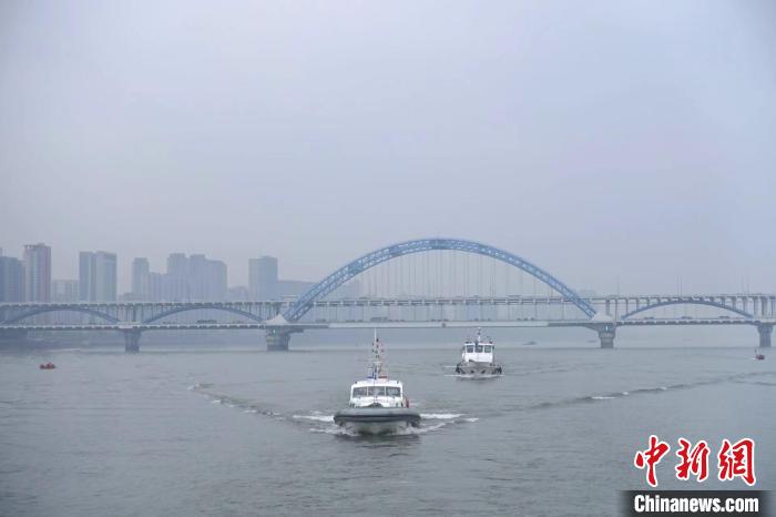 杭州多个涉水单位联合执法。 钱晨菲 摄 杭州多个涉水单位联合执法。 钱晨菲 摄