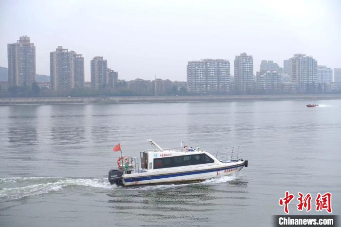 执法艇在钱塘江上巡逻。 钱晨菲 摄 执法艇在钱塘江上巡逻。 钱晨菲 摄