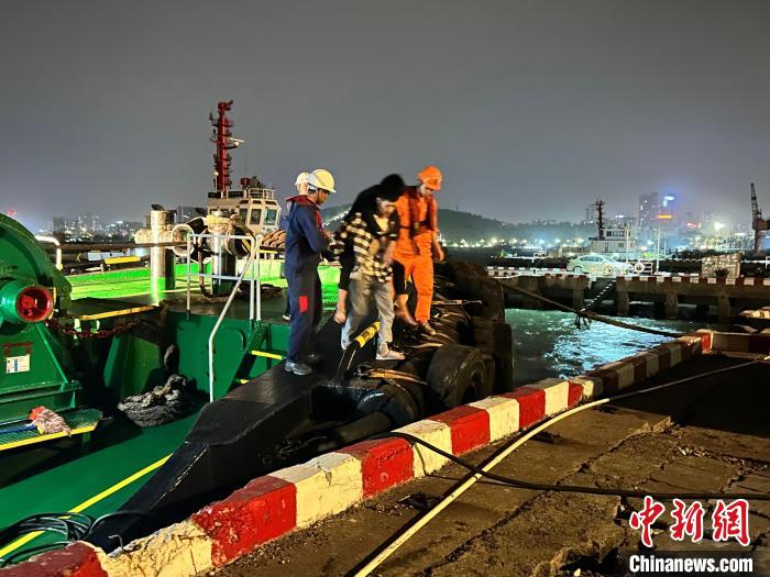 广西防城港海上搜救中心成功救助一名海上作业受伤昏迷渔民