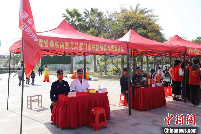 “火焰蓝”学雷锋志愿服务树新风